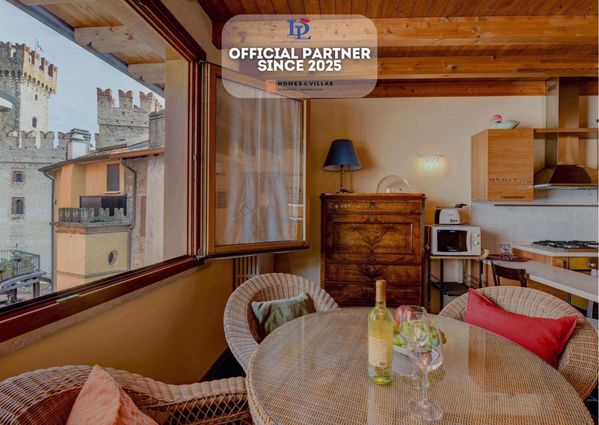 Desenzanoloft Official Partner Marriott Homes & Villas -Penthouse Never Say Never Sirmione Castle View Buitenkant foto