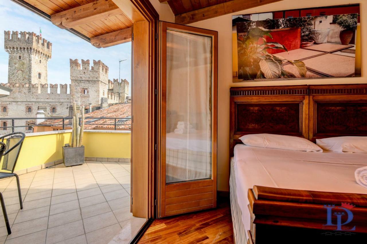 Desenzanoloft Official Partner Marriott Homes & Villas -Penthouse Never Say Never Sirmione Castle View Buitenkant foto